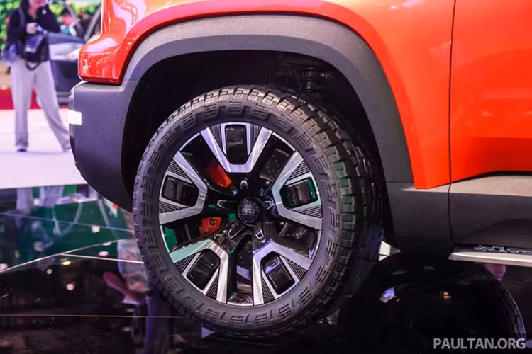 Geely cho biết Galaxy Cruiser có khả năng đi ngang như cua, xoay tại chỗ như xe tăng và thậm chí chạy bằng 3 bánh. Nhiều khả năng xe sẽ sử dụng hệ thống treo thủy lực giống BYD, cho phép nâng một bánh xe khi lốp bị xì.