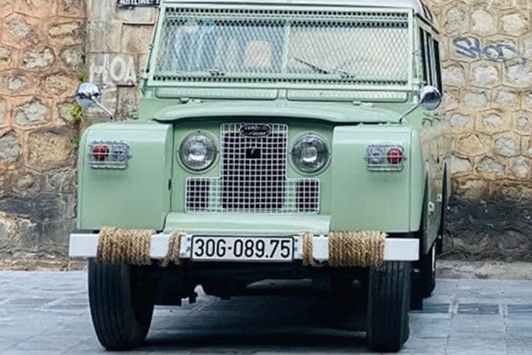 Nói về Land Rover Defender Series II, nó tiếp nói thành công của Series I, xe được sản xuất từ năm 1958 đến năm 1961. Nó có cơ sở chiều dài là 88 in (2,24 m) và 109 in (2,77 m) cho 2 phiên bản thường được gọi là 'SWB' và 'LWB', trục cơ sở ngắn và dài.