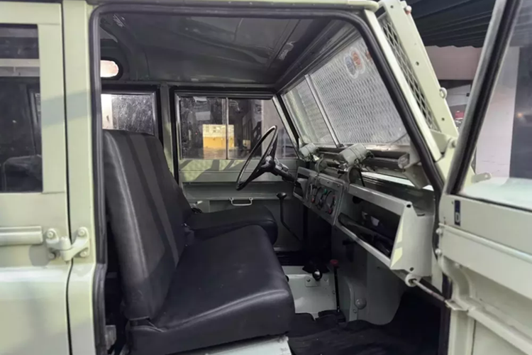 Series II là chiếc xe đầu tiên được sử dụng động cơ xăng 2,25, cho ra 72 mã lực mặc dù khoảng 1.500 mẫu xe trục cơ sở ngắn (SWB) đầu tiên vẫn giữ nguyên động cơ xăng 2.0 lít, tạo ra 52 mã lực từ Series I. Động cơ này cũng có liên kết chặt chẽ với động cơ diesel 2.0 lít vẫn đang được sử dụng.