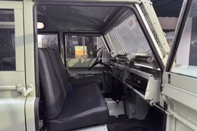 Series II là chiếc xe đầu tiên được sử dụng động cơ xăng 2,25, cho ra 72 mã lực mặc dù khoảng 1.500 mẫu xe trục cơ sở ngắn (SWB) đầu tiên vẫn giữ nguyên động cơ xăng 2.0 lít, tạo ra 52 mã lực từ Series I. Động cơ này cũng có liên kết chặt chẽ với động cơ diesel 2.0 lít vẫn đang được sử dụng.