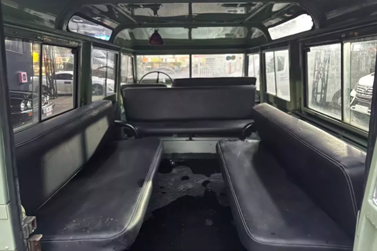 Điều này chủ yếu là để tận dụng luật thuế của Vương quốc Anh, theo đó một chiếc xe có 12 chỗ ngồi trở lên được phân loại là xe buýt và được miễn thuế mua hàng và thuế xe đặc biệt.