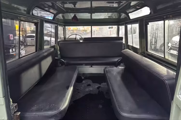 Điều này chủ yếu là để tận dụng luật thuế của Vương quốc Anh, theo đó một chiếc xe có 12 chỗ ngồi trở lên được phân loại là xe buýt và được miễn thuế mua hàng và thuế xe đặc biệt.