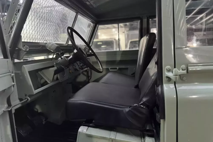 Nó nhanh chóng trở thành động cơ tiêu chuẩn của Land Rover cho đến giữa những năm 1980 khi động cơ diesel trở nên phổ biến hơn. Land Rover Defender Series II Wagon sẽ có kích thước 109 inch (2,77 m), giới thiệu tùy chọn chỗ ngồi 12 tiêu chuẩn.