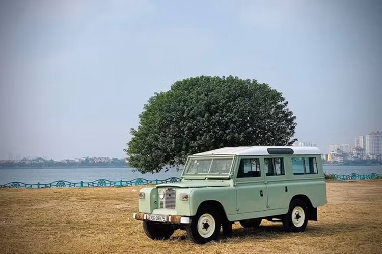 Station Wagon 107 inch (2,72 m) tiếp tục được sản xuất cho đến cuối năm 1959 do nhu cầu liên tục từ các thị trường xuất khẩu và để được phép sản xuất các thành phần của Series II đạt đến mức tối đa.