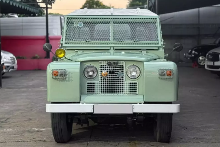 Đó là 1 chiếc xe SUV Land Rover Defender Series II được người bán giới thiệu thuộc đời 1965, xe còn khá nguyên bản và nếu bạn cho rằng chiếc xe Land Rover Defender Series II này sẽ có giá chỉ vài trăm triệu đồng cho đến 1 tỷ đồng, thì thật sự sai lầm, vì giá của nó 2,2 tỷ đồng.