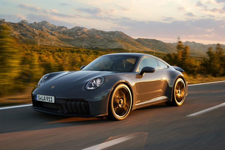 Do sử dụng thép cường độ cao, nhôm và một số vật liệu tổng hợp, trọng lượng đã giảm xuống còn 1.380 kg cho Carrera số sàn, tăng lên 1.605 kg cho mẫu Turbo dẫn động bốn bánh nếu được trang bị hộp số PDK (Porsche Doppelkupplung). PDK có sẵn dưới dạng tùy chọn cho tất cả các mẫu 911 Carrera và 911 Turbo (991.1 Non S) dưới dạng hộp số 7 cấp, có chế độ số sàn và tự động.