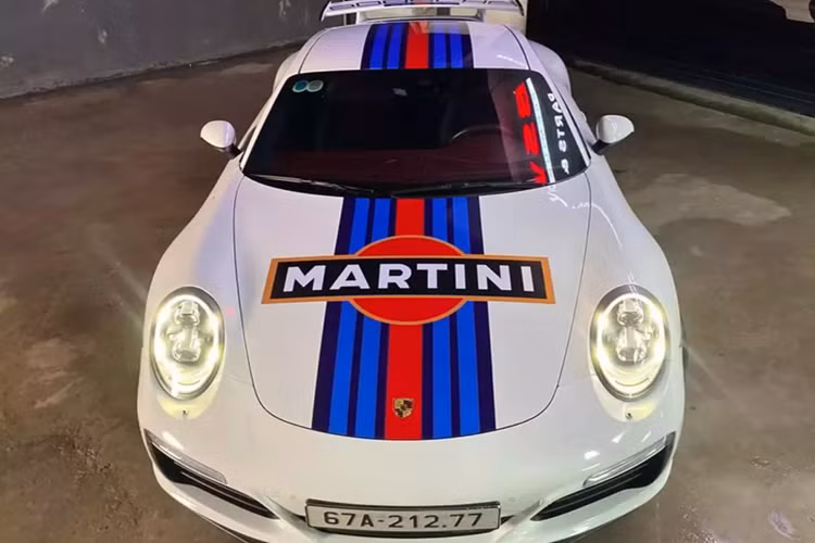 Lý do đời này thiết kế rất đẹp, nhất là cụm đèn hậu góc cạnh, thay vì trải dài hết đuôi xe như 992, trong đó, 1 tay chơi An Giang tậu Porsche 911 991 đã qua sử dụng, điều thú vị là dù mua 2 năm trước, nhưng đến nay, chiếc xe này mới nổi tiếng trên mạng.