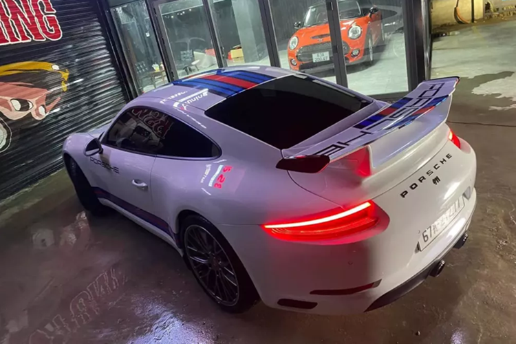 Ra đời năm 2011, thế hệ 911 số hiệu 991 đã đánh dấu bước nhảy vọt về công nghệ. Bảng điều khiển trung tâm thiết kế lấy cảm hứng từ dòng Carrera GT và được áp dụng cho sedan Panamera. Ở thế hệ này, 911 sử dụng hệ thống kiểm soát khung gầm chủ động PDCC của Porsche.