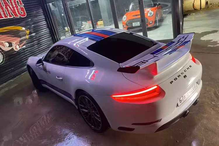 Ra đời năm 2011, thế hệ 911 số hiệu 991 đã đánh dấu bước nhảy vọt về công nghệ. Bảng điều khiển trung tâm thiết kế lấy cảm hứng từ dòng Carrera GT và được áp dụng cho sedan Panamera. Ở thế hệ này, 911 sử dụng hệ thống kiểm soát khung gầm chủ động PDCC của Porsche.