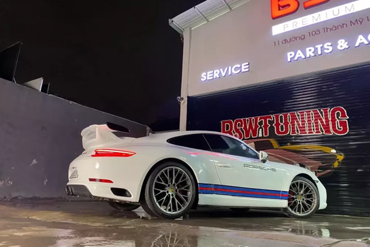 Để tạo điểm nhấn cho ngoại hình chiếc Porsche 911 991 đặc biệt của mình, tay chơi An Giang đã bỏ vào đấy bộ cánh gió đuôi của GT3, và còn bộ tem Martini rất thời trang. Dù 2 chi tiết này khá đơn giản nhưng nó đã làm cho tổng thể ngoại hình chiếc xe trở nên hầm hố hơn.