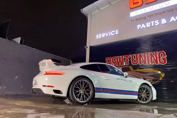 Để tạo điểm nhấn cho ngoại hình chiếc Porsche 911 991 đặc biệt của mình, tay chơi An Giang đã bỏ vào đấy bộ cánh gió đuôi của GT3, và còn bộ tem Martini rất thời trang. Dù 2 chi tiết này khá đơn giản nhưng nó đã làm cho tổng thể ngoại hình chiếc xe trở nên hầm hố hơn.