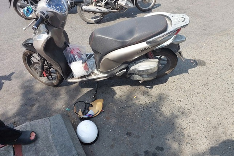 Một số nhân chứng cho hay, nam tài xế xe ôm công nghệ bị đánh vỡ mũ bảo hiểm và một tài xế xe ôm nghệ bị thương sau vụ ẩu đả. Tiếp nhận thông tin, Công an phường 1 đã nhanh chóng có mặt tại hiện trường, phối hợp với Công an quận Bình Thạnh lập hồ sơ, truy xét các đối tượng có liên quan và thu giữ nhiều tang vật. Vụ việc đang được công an điều tra, xử lý.