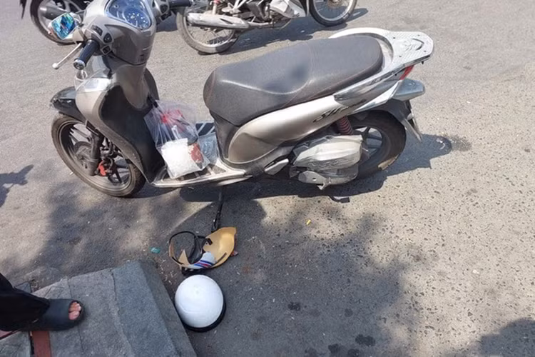 Một số nhân chứng cho hay, nam tài xế xe ôm công nghệ bị đánh vỡ mũ bảo hiểm và một tài xế xe ôm nghệ bị thương sau vụ ẩu đả. Tiếp nhận thông tin, Công an phường 1 đã nhanh chóng có mặt tại hiện trường, phối hợp với Công an quận Bình Thạnh lập hồ sơ, truy xét các đối tượng có liên quan và thu giữ nhiều tang vật. Vụ việc đang được công an điều tra, xử lý.