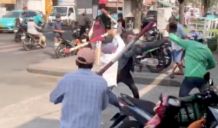 Thông tin ban đầu, khoảng 9h40 cùng ngày, nam thanh niên xe ôm công nghệ đi xe máy biển số tỉnh Tiền Giang đến trước cổng Bệnh viện quận Bình Thạnh nằm trên đường Lê Văn Duyệt (phường 1, quận Bình Thạnh) để đón khách. 