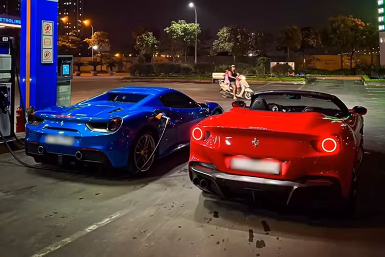 Ferrari Portofino chỉ có duy nhất 1 biến thể mui trần, và nóc nhà là loại mui xếp cứng, rất thời trang, cũng như tiện lợi, không lo thời gian dài sử dụng, sẽ bị biến dạng và xuống cấp như là mui xếp mềm.