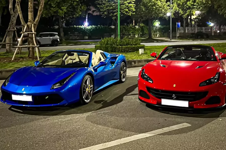 Gần đây, giới mê xe tại Hà Nội đã bắt gặp 2 chiếc siêu xe Ferrari mui trần đỉnh cao rất đẹp mắt dạo phố cùng nhau, theo tìm hiểu có được, cả hai xe đều thuộc sở hữu của một showroom chuyên mua bán xe sang đã qua sử dụng tại đây.