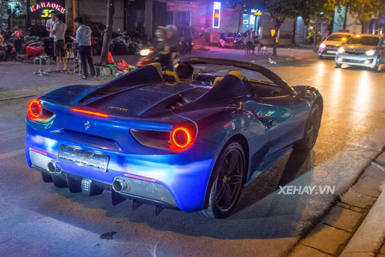 Nếu đàn anh có đến 10 năm xuất hiện trên thị trường thì Ferrari Portofino lại chỉ có vỏn vẹn 6 năm, từ 2017 đến 2023, và nó chỉ mới bị khai tử trong năm nay. Ferrari Portofino có 2 phiên bản là tiêu chuẩn và nâng cấp giữa vòng đời, gọi là Ferrari Portofino M, đàn anh của nó là California T.