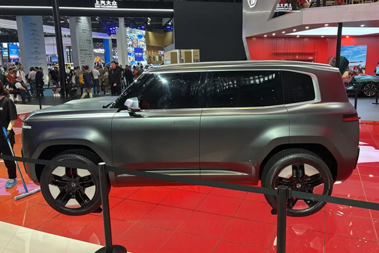 Ông cũng nói rằng đèn pha của Cyber X là lời tri ân dành cho siêu xe Ferrari Testarossa - mẫu siêu xe biểu tượng của những năm '80. Phần cột A và B của xe được sơn đen nhám, tạo hiệu ứng nóc lơ lửng khi nhìn ngang sườn. Bên cạnh đó là bộ mâm hai tông màu bạc - đen với thiết kế 5 chấu.