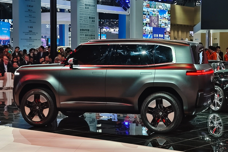 MG đặt mục tiêu ra mắt 8 mẫu xe điện mới trong vòng 2 năm tới, bao gồm SUV cỡ lớn, sedan và xe thể thao. Trong năm 2025, ngoài Cyber X, MG sẽ tung ra thêm 2 mẫu xe mới, bao gồm 1 mẫu SUV 5 chỗ lớn và 1 sedan điện cỡ nhỏ. Trước đó, vào tháng 3/2025, MG cũng đã giới thiệu phiên bản nâng cấp của MG4 - mẫu xe điện toàn cầu đầu tiên của hãng.