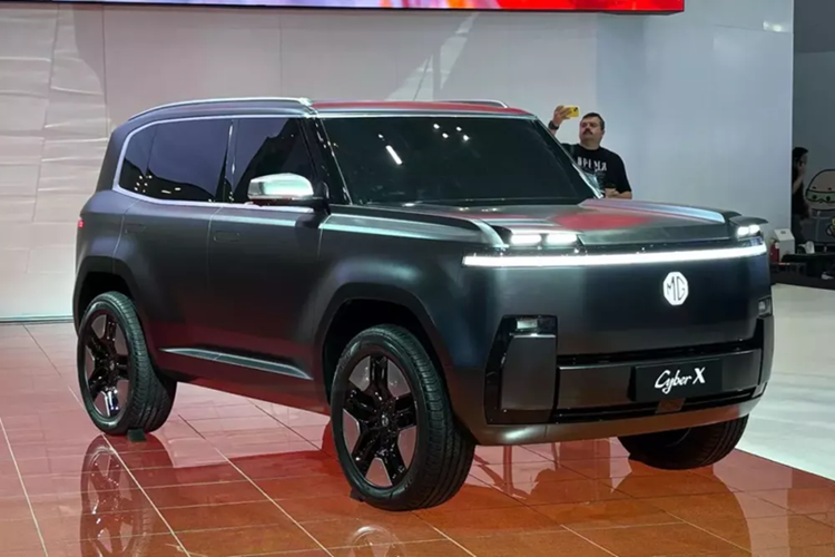 Mẫu xe SUV điện MG Cyber X nổi bật với thiết kế thân xe vuông vức và lớp sơn đen nhám. Điểm nhấn đặc biệt trên mẫu SUV này là cặp đèn pha dạng ẩn (pop-up), có thể bật lên khi sử dụng và cụp lại khi không dùng đến. Chi tiết này mang đậm phong cách hoài cổ nhưng vẫn rất ấn tượng.