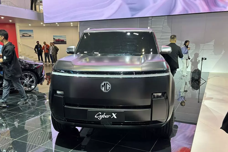 Chưa hết, phần nóc và cửa sổ bên của xe còn khiến nhiều người liên tưởng ngay đến Toyota Land Cruiser 300 Series, mang lại cảm giác việt dã, mạnh mẽ. Các chi tiết như hốc bánh vuông vức, lốp bản lớn và khoảng sáng gầm cao càng làm nổi bật kiểu dáng SUV thực thụ của MG Cyber X.