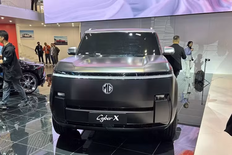 Chưa hết, phần nóc và cửa sổ bên của xe còn khiến nhiều người liên tưởng ngay đến Toyota Land Cruiser 300 Series, mang lại cảm giác việt dã, mạnh mẽ. Các chi tiết như hốc bánh vuông vức, lốp bản lớn và khoảng sáng gầm cao càng làm nổi bật kiểu dáng SUV thực thụ của MG Cyber X.