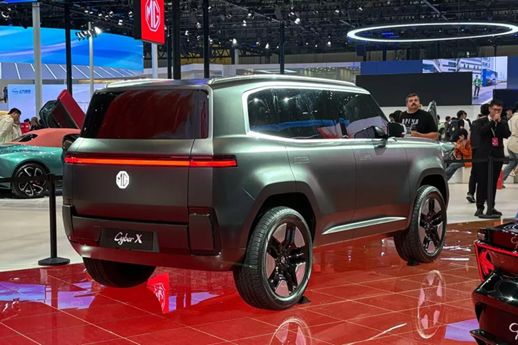 Hiện hình ảnh nội thất của mẫu xe này vẫn chưa được tung ra. Chỉ biết rằng, MG đã hợp tác với hãng điện thoại Oppo để phát triển công nghệ kết nối cho xe, hứa hẹn mang đến trải nghiệm số hóa cao cấp. Hiện tại, MG vẫn chưa công bố thông số kỹ thuật hay giá bán của Cyber X.