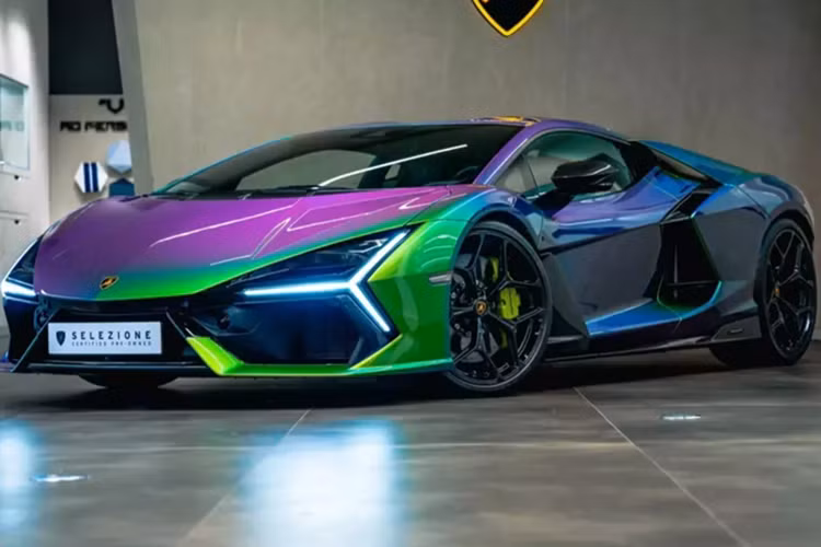 Ngoại thất chiếc siêu xe Lamborghini Revuelto màu độc này có tên gọi Verde Agave Lucido, trong đó, bộ áo tán sắc này với các màu xanh lam, xanh lá, tím, sẽ đổi màu tùy theo góc nhìn, cũng như ánh nắng chiếu vào, màu sơn này trên xe Lamborghini có thể tiêu tốn của chủ nhân khoảng 2 tỷ đồng.