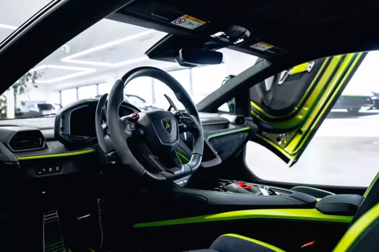 Dù có tùy chọn đắt đỏ nhưng chắc chắn, chủ nhân chiếc xe Lamborghini Revuelto này chỉ phải bỏ ra 1/2 có thể là 1/3 số tiền so với các đại gia Việt muốn mua Lamborghini Revuelto, sẽ phải bỏ ra từ 44 tỷ đồng, chưa bao gồm các tùy chọn thêm, cũng như chi phí lăn bánh cho xe.