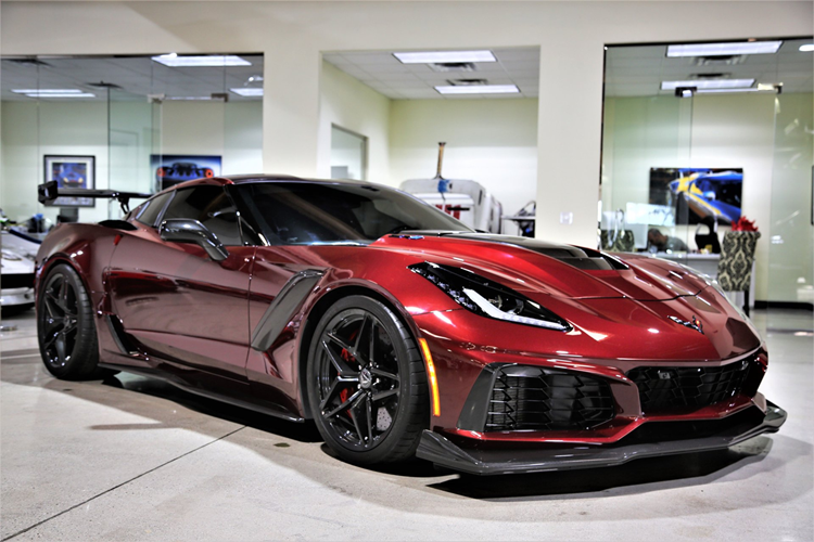 Còn Chevrolet Corvette C7 Z06 được trang bị khối động cơ LT4, V8, siêu nạp, dung tích 6.2 lít, "bơm" ra công suất tối đa 650 mã lực tại vòng tua máy 6.400 vòng/phút và mô-men xoắn cực đại 880 Nm tại vòng tua máy 3.600 vòng/phút.