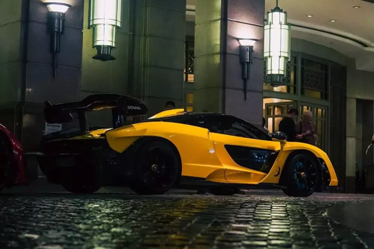 "Nội công" của siêu phẩm McLaren Senna sẽ được truyền về trục bánh sau thông qua hộp số ly hợp kép 7 cấp, nhờ đó, mẫu xe hypercar chỉ cần thời gian 2,8 giây để tăng tốc từ vị trí xuất phát lên 100 km/h trước khi đạt vận tốc tối đa 341 km/h.