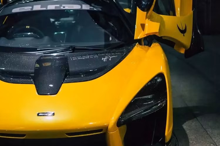 Chủ nhân của chiếc McLaren Senna này là 1 nhà sưu tập xe, và anh rất thích lái nó xuống đường để mọi người có thể dễ dàng chiêm ngưỡng.