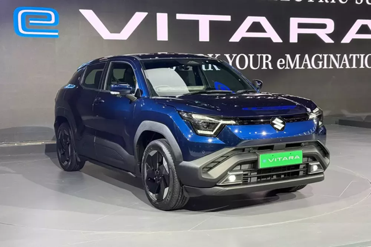 Cũng trong triển lãm này, hãng Suzuki đã công bố thêm thông tin về e Vitara mới. Được phát triển dựa trên khung gầm dạng ván trượt do hai hãng Suzuki và Toyota cùng nhau phát triển, mẫu SUV điện Suzuki e Vitara này sở hữu mô-tơ điện nằm trên cầu trước với công suất tối đa 143 mã lực cùng mô-men xoắn cực đại 192,5 Nm ở bản thấp.
