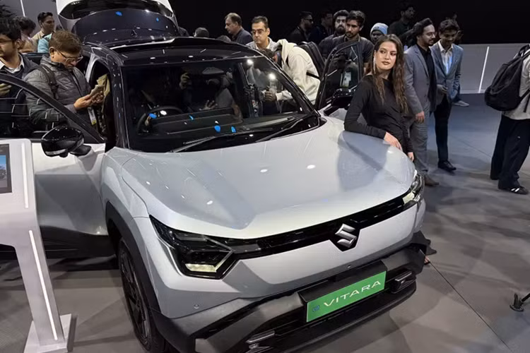 Hiện hãng Suzuki vẫn chưa công bố quãng đường di chuyển cụ thể của e Vitara. Suzuki chỉ khẳng định bản cao của mẫu xe này sẽ sở hữu quãng đường di chuyển hơn 500 km sau một lần sạc đầy pin.