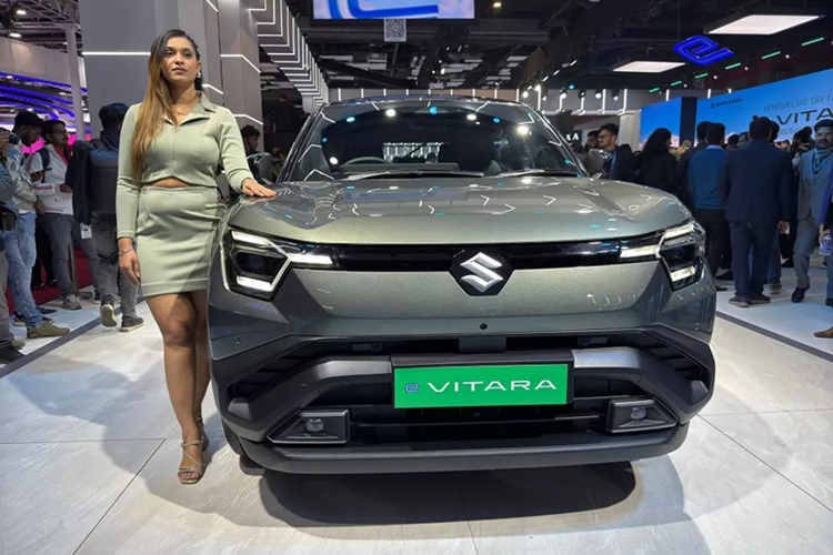 Về mặt thiết kế và kích thước, Suzuki e Vitara 2025 dành cho Ấn Độ không có gì khác biệt so với xe ở châu Âu. Xe sở hữu kích thước dài x rộng x cao lần lượt 4.275 x 1.800 x 1.640 mm và chiều dài cơ sở 2.700 mm. Bên cạnh đó, xe còn có khoảng sáng gầm 180 mm và trọng lượng dao động từ 1.702 - 1.899 kg, tùy phiên bản.