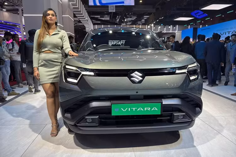 Về mặt thiết kế và kích thước, Suzuki e Vitara 2025 dành cho Ấn Độ không có gì khác biệt so với xe ở châu Âu. Xe sở hữu kích thước dài x rộng x cao lần lượt 4.275 x 1.800 x 1.640 mm và chiều dài cơ sở 2.700 mm. Bên cạnh đó, xe còn có khoảng sáng gầm 180 mm và trọng lượng dao động từ 1.702 - 1.899 kg, tùy phiên bản.