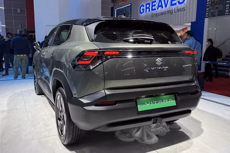 Trong khi đó, trang bị an toàn của xe gồm 7 túi khí cùng các tính năng trợ lái nâng cao ADAS như hệ thống kiểm soát hành trình thích ứng và hỗ trợ giữ làn đường. Giá bán của Suzuki e Vitara vẫn chưa được hé lộ.