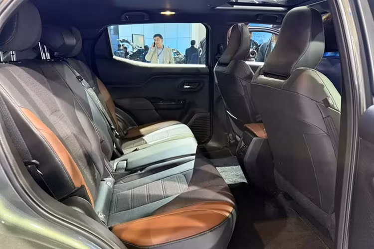 Suzuki e Vitara 2025 được trang bị cụm đèn pha cỡ lớn, tích hợp 3 dải đèn LED định vị ban ngày và hốc gió trung tâm rộng trên cản trước. Thêm vào đó là đèn sương mù tích hợp vào cản trước, hốc bánh khỏe khoắn, tay nắm cửa sau nằm trên cột C, nóc dốc dần về phía sau và ăng tay vây cá trên nóc. Phía sau xe xuất hiện cụm đèn hậu nối liền hai bên và cửa cốp thẳng đứng.