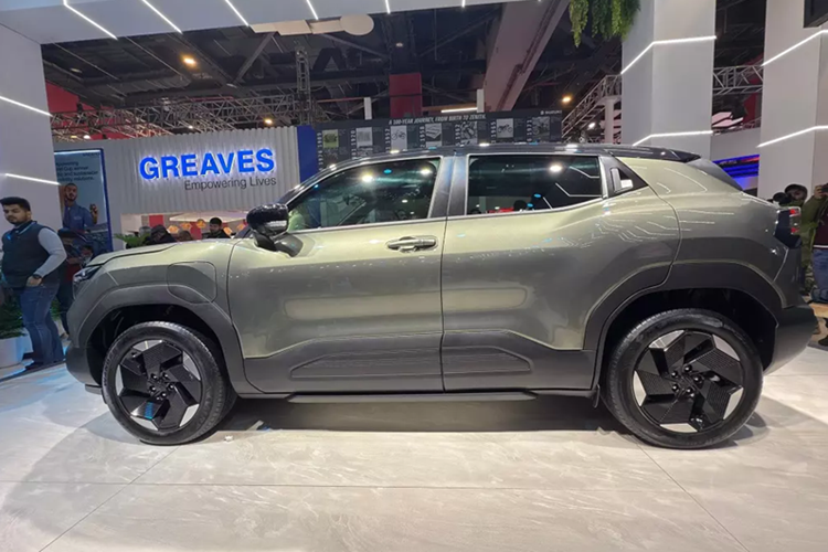 Ở bản cao, xe sở hữu mô-tơ điện mạnh 173 mã lực và 192,5 Nm. Bên cạnh đó, Suzuki e Vitara 2025 còn dùng cụm pin có dung lượng 49 kWh ở bản thấp và 61 kWh ở bản cao. Cả hai phiên bản của xe đều được trang bị pin lithium-sắt-photphat (LFP) do hãng xe Trung Quốc BYD phát triển.