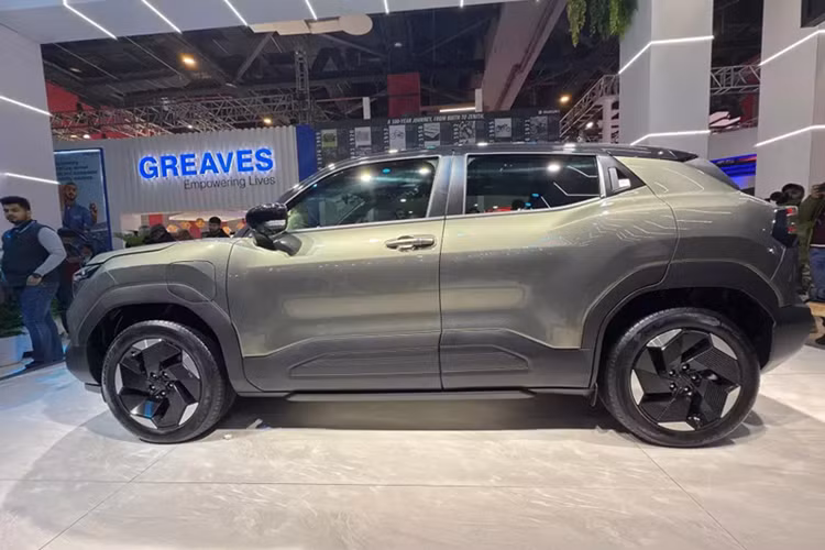 Ở bản cao, xe sở hữu mô-tơ điện mạnh 173 mã lực và 192,5 Nm. Bên cạnh đó, Suzuki e Vitara 2025 còn dùng cụm pin có dung lượng 49 kWh ở bản thấp và 61 kWh ở bản cao. Cả hai phiên bản của xe đều được trang bị pin lithium-sắt-photphat (LFP) do hãng xe Trung Quốc BYD phát triển.