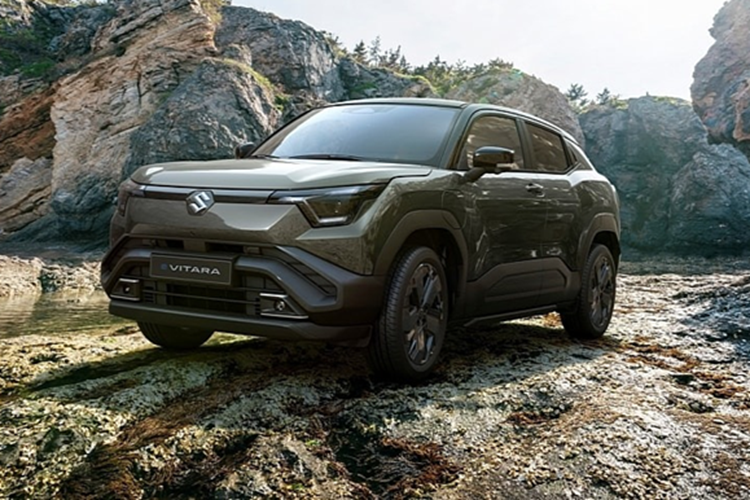 Tại đây, xe sở hữu bảng đồng hồ kỹ thuật số 10,1 inch, nối liền với màn hình cảm ứng trung tâm 10,25 inch. Thêm vào đó là vô lăng vát đáy với thiết kế 2 chấu, cửa gió điều hòa hình chữ nhật với viền màu bạc, các phím cơ học chỉnh điều hòa và ghế bọc da phối nỉ.