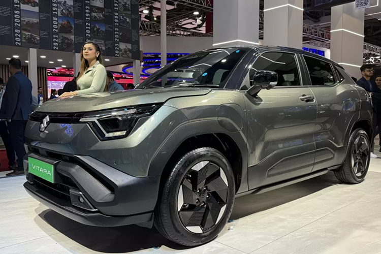 Theo dự đoán, giá xe Suzuki e Vitara 2025 sẽ khởi điểm khoảng 2 triệu Rupee (khoảng 602 triệu đồng) ở thị trường Ấn Độ. Suzuki e Vitara 2025 sẽ được lắp ráp tại nhà máy ở Gujarat, Ấn Độ. Trong đó, 50% sản lượng sẽ được dành để xuất khẩu sang những thị trường như Nhật Bản và châu Âu.