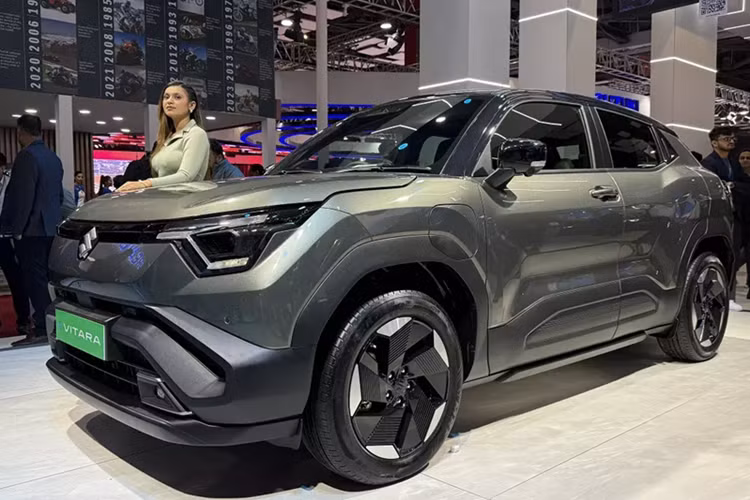 Theo dự đoán, giá xe Suzuki e Vitara 2025 sẽ khởi điểm khoảng 2 triệu Rupee (khoảng 602 triệu đồng) ở thị trường Ấn Độ. Suzuki e Vitara 2025 sẽ được lắp ráp tại nhà máy ở Gujarat, Ấn Độ. Trong đó, 50% sản lượng sẽ được dành để xuất khẩu sang những thị trường như Nhật Bản và châu Âu.