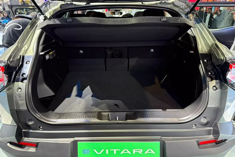 Ở bản thấp, mẫu xe điện này dùng vành hợp kim 18 inch. Trong khi đó, phiên bản cao cấp được trang bị vành hợp kim 19 inch với thiết kế đa chấu khí động lực học. Bên trong xe, mẫu SUV điện này được áp dụng phong cách thiết kế hiện đại.