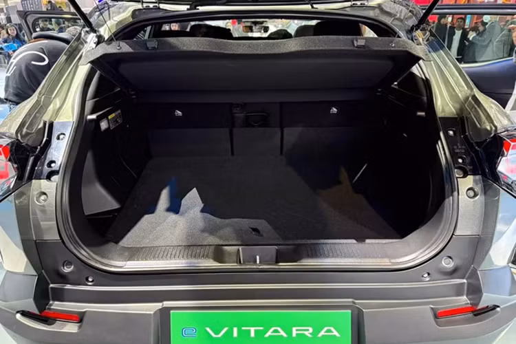 Ở bản thấp, mẫu xe điện này dùng vành hợp kim 18 inch. Trong khi đó, phiên bản cao cấp được trang bị vành hợp kim 19 inch với thiết kế đa chấu khí động lực học. Bên trong xe, mẫu SUV điện này được áp dụng phong cách thiết kế hiện đại.