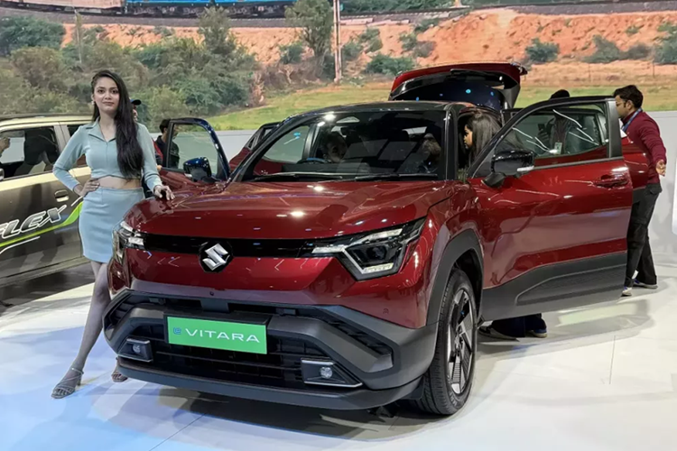 Vào hồi tháng 11/2024, hãng Suzuki đã chính thức giới thiệu mẫu SUV điện đầu tiên của mình mang tên e Vitara ở thị trường châu Âu. Đến nay, tại triển lãm Auto Expo 2025 hiện đang diễn ra tại Ấn Độ, mẫu SUV Suzuki e Vitara 2025 chạy điện này đã ra mắt thị trường châu Á.