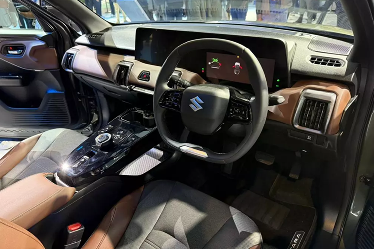 Đúng như tên gọi, mẫu SUV cỡ B này được áp dụng phong cách thiết kế khá giống với mẫu SUV cỡ nhỏ Suzuki Vitara hiện đang bán ở thị trường châu Âu. Ngoài ra, xe còn giữ lại nhiều nét thiết kế của phiên bản concept từng ra mắt tại Ấn Độ vào hồi đầu năm 2023.