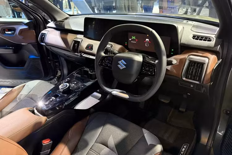 Đúng như tên gọi, mẫu SUV cỡ B này được áp dụng phong cách thiết kế khá giống với mẫu SUV cỡ nhỏ Suzuki Vitara hiện đang bán ở thị trường châu Âu. Ngoài ra, xe còn giữ lại nhiều nét thiết kế của phiên bản concept từng ra mắt tại Ấn Độ vào hồi đầu năm 2023.