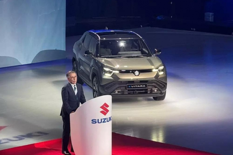 Phanh tay điện tử, tính năng tự động giữ phanh tạm thời, hệ thống điều hòa tự động 1 vùng, sạc điện thoại không dây, kết nối Apple CarPlay/Android Auto không dây, ghế thông hơi, ghế lái chỉnh điện 10 hướng, ghế sau gập 60:40 và có thể ngả lưng cũng được trang bị cho mẫu SUV điện này.