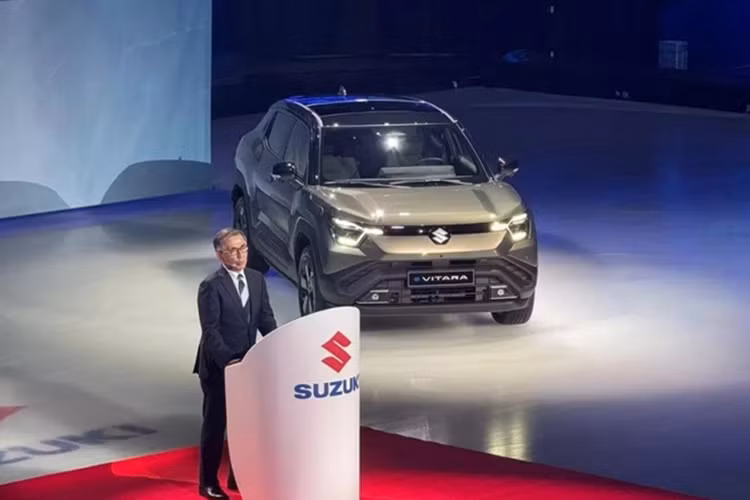 Phanh tay điện tử, tính năng tự động giữ phanh tạm thời, hệ thống điều hòa tự động 1 vùng, sạc điện thoại không dây, kết nối Apple CarPlay/Android Auto không dây, ghế thông hơi, ghế lái chỉnh điện 10 hướng, ghế sau gập 60:40 và có thể ngả lưng cũng được trang bị cho mẫu SUV điện này.